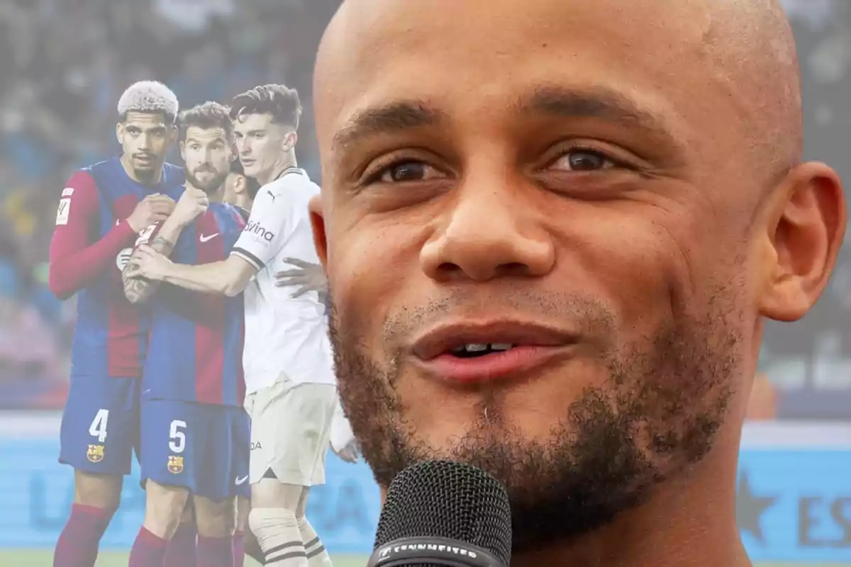 Un hombre calvo con barba hablando por un micrófono, con una imagen de fondo de tres jugadores de fútbol en un campo.