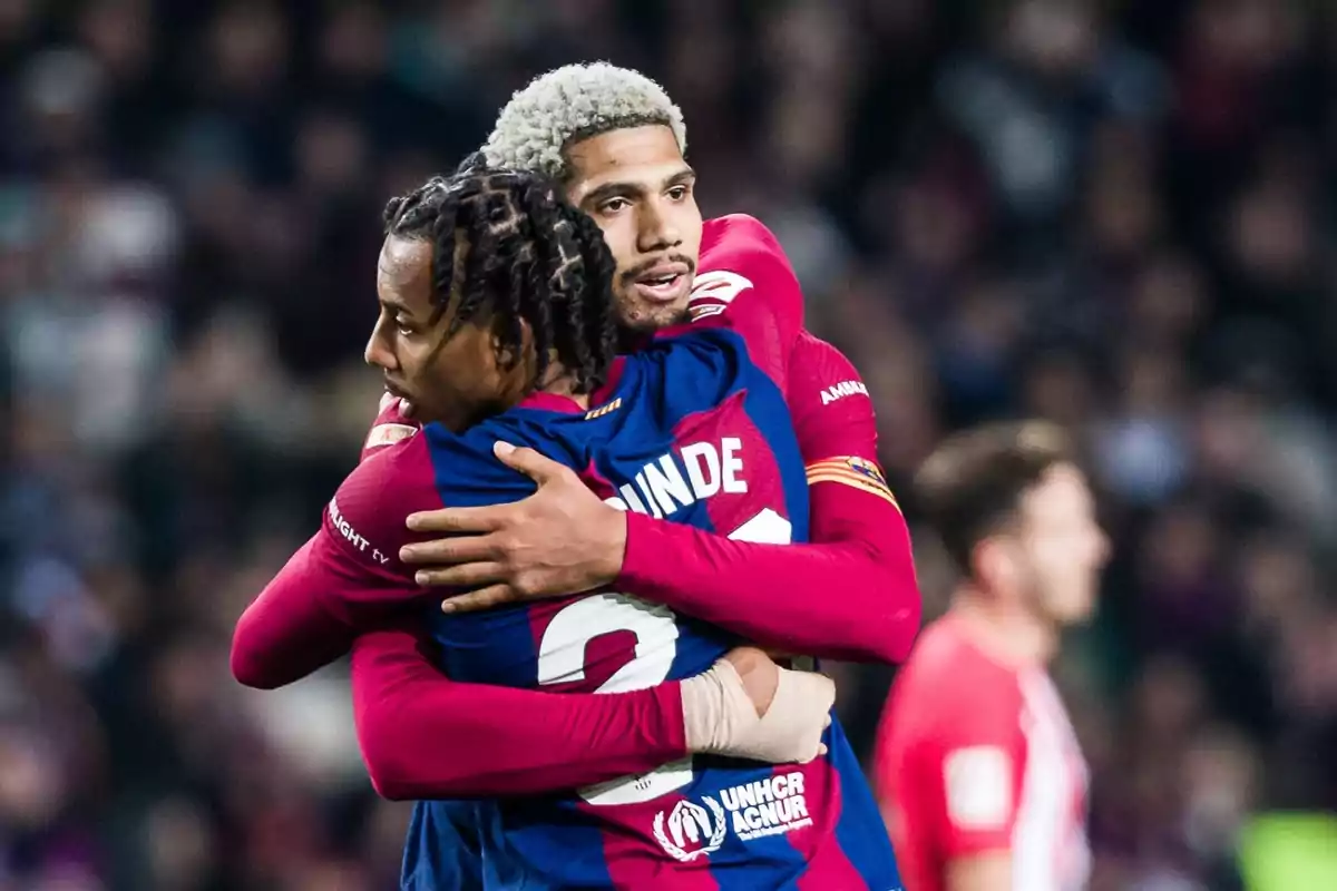 Jules Koundé abrazando a Ronald Araújo durante un partido del FC Barcelona