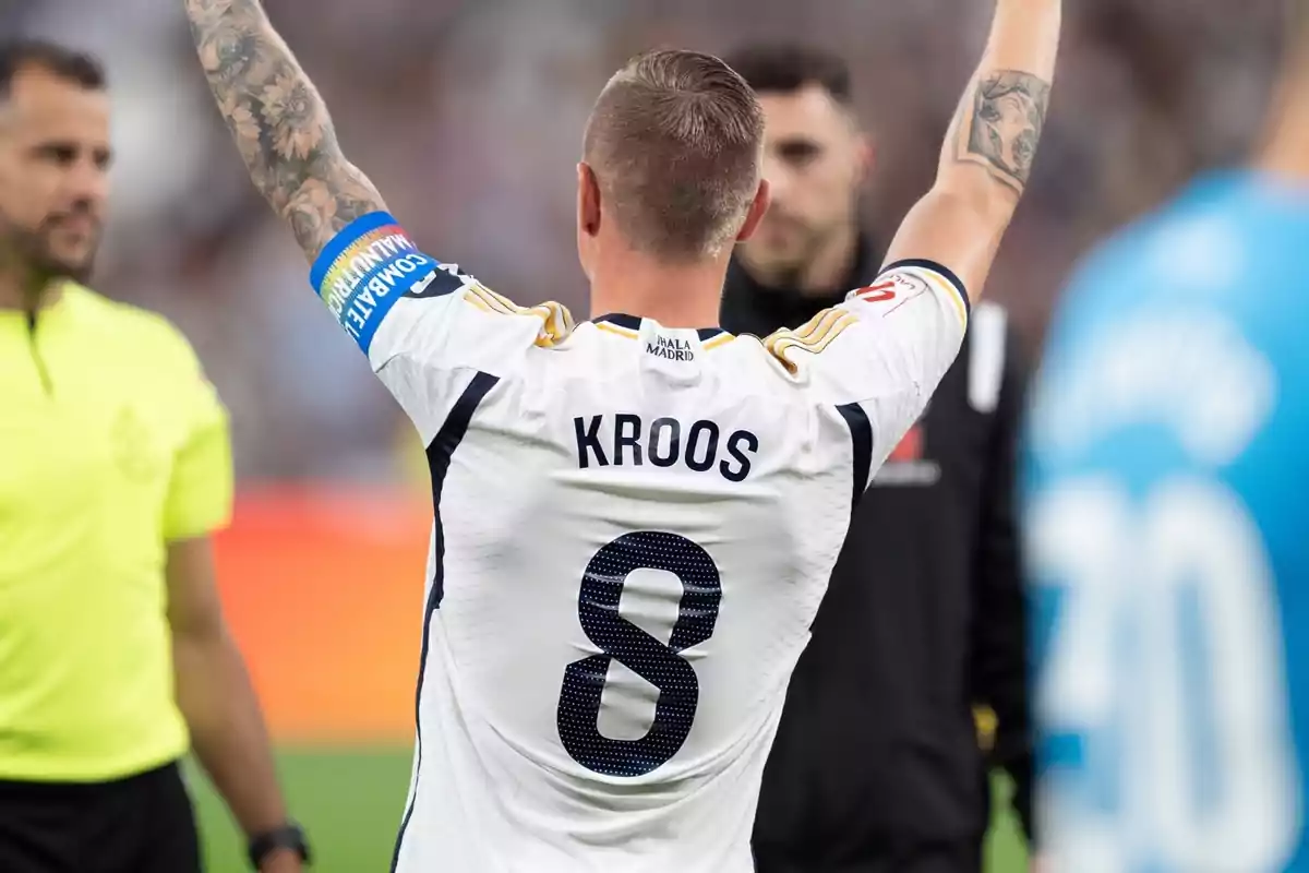 Un jugador de fútbol con el número 8 y el nombre Un jugador de fútbol con el número 8 y el nombre