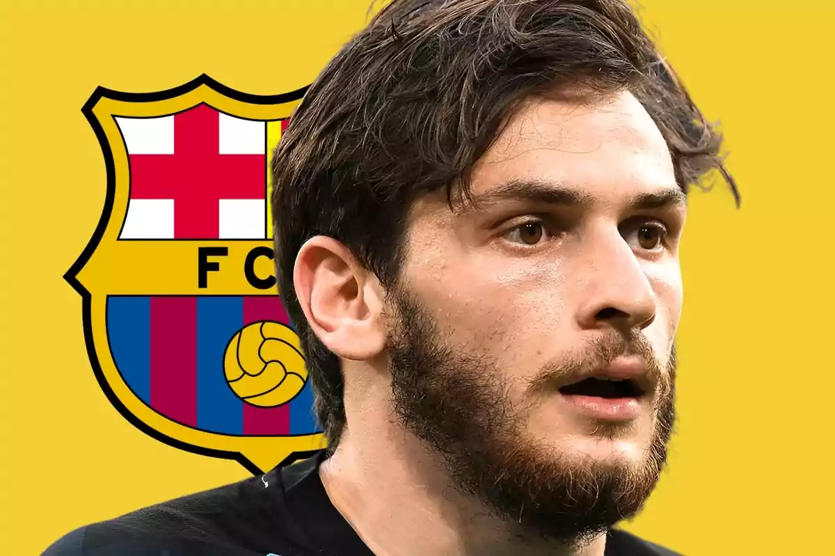 Un hombre con barba frente al escudo del FC Barcelona sobre un fondo amarillo.