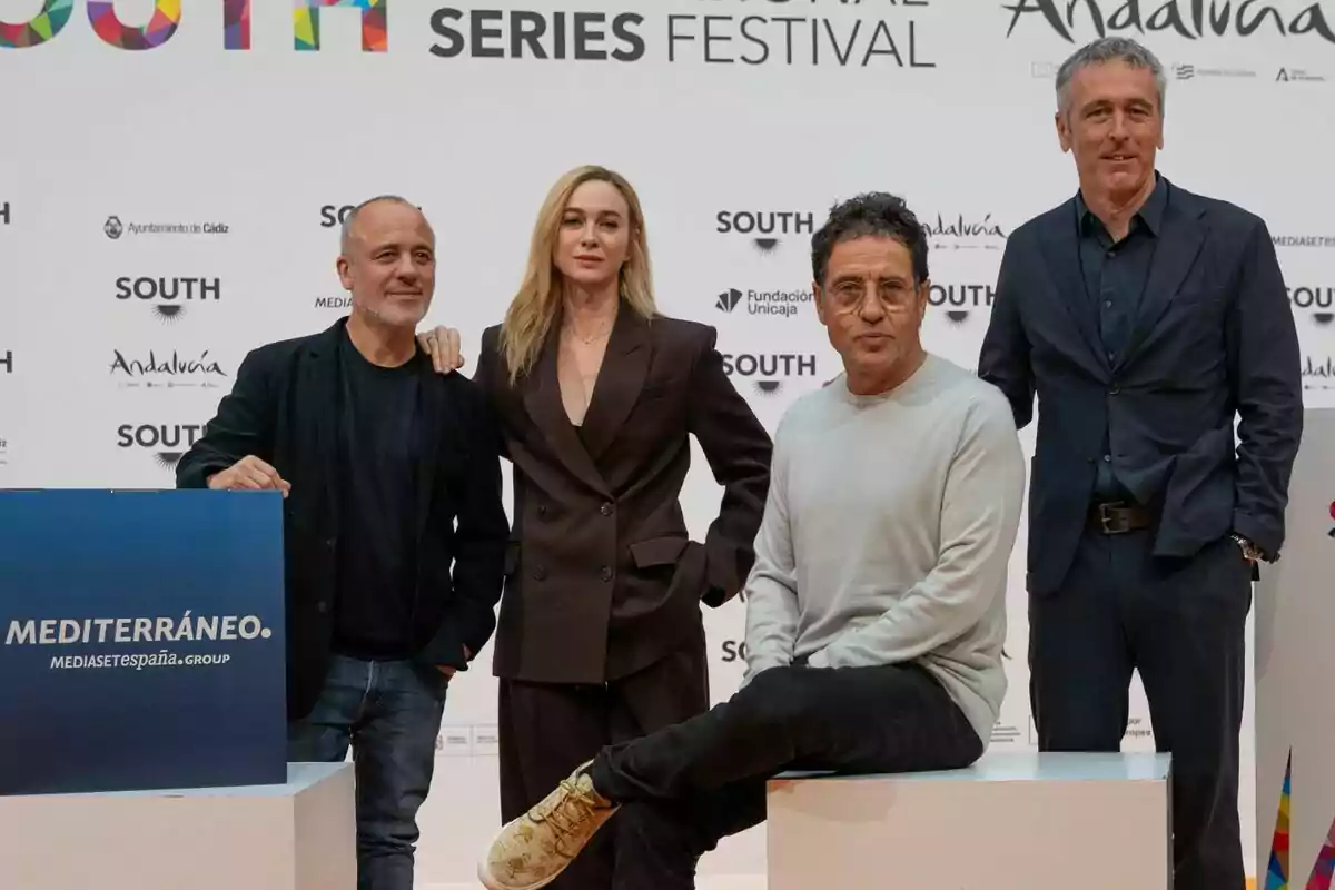 Javier Gutiérrez, Marta Hazas, Daniel Écija y Ghislain Barrois posando en un evento del South International Series Festival con un cartel de Mediterráneo Mediaset España Group en primer plano.