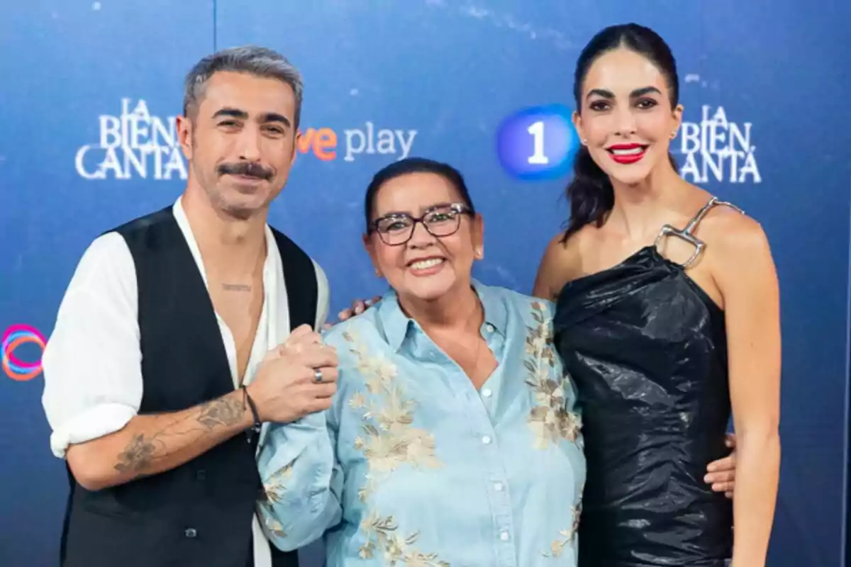 Rayden, María del Monte y Rocío Muñoz posan juntas frente a un fondo azul con logotipos de La Bien Cantá.