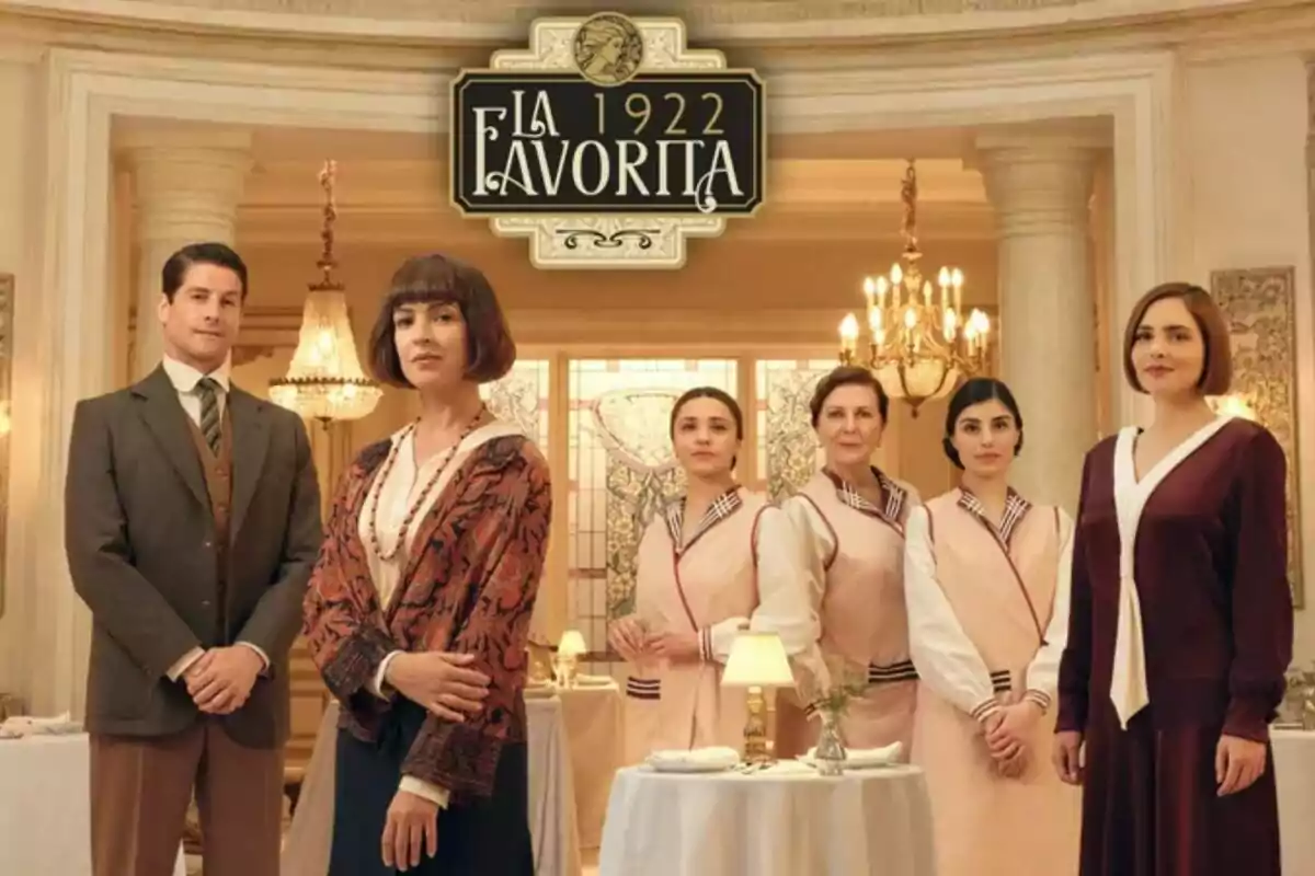 Un grupo de personas como Verónica Sánchez, Luis Fernández y Andrea Duro vestidas con ropa de época posan en un elegante salón con candelabros y decoración clásica, bajo un letrero que dice "La Favorita 1922".