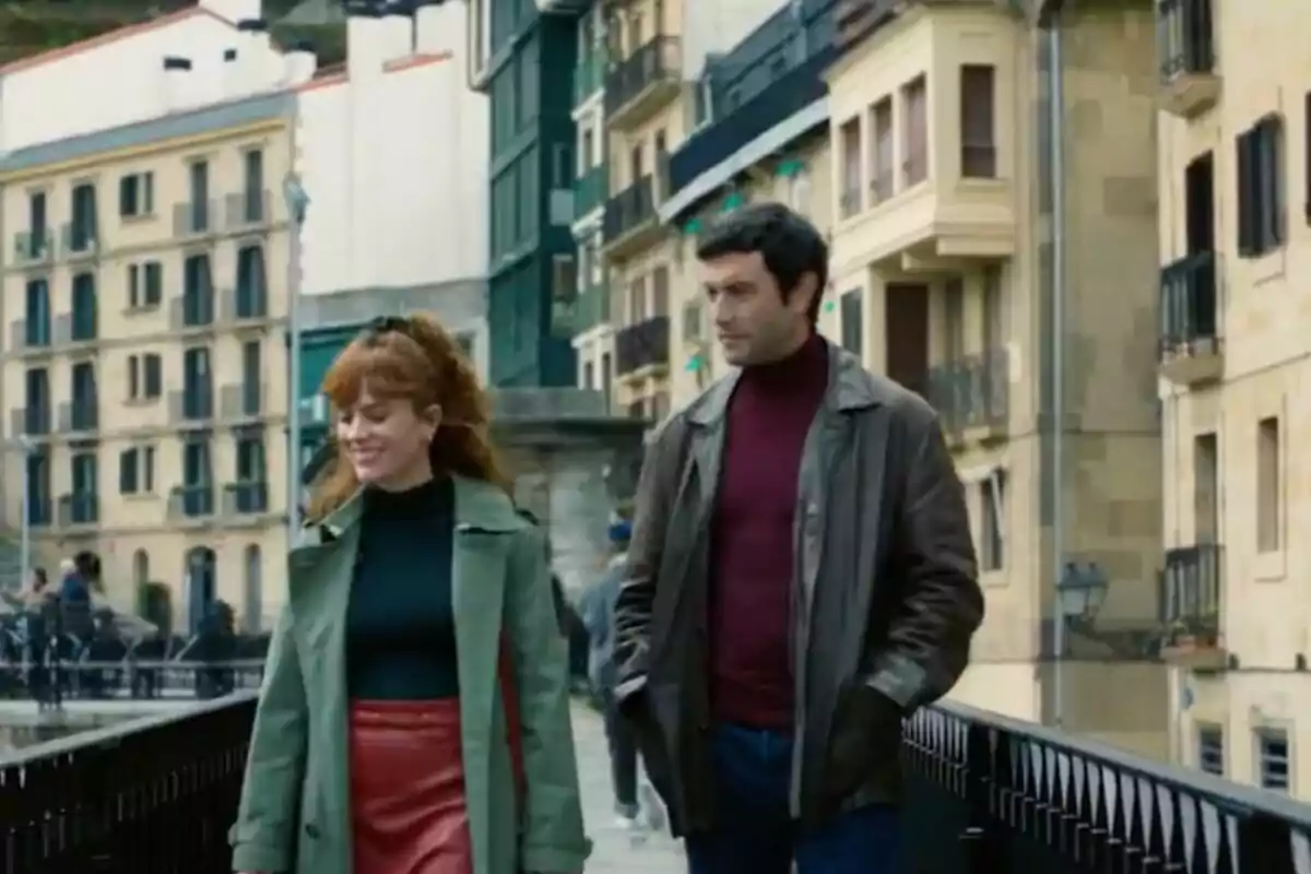 Javier Rey e Itsaso Arana en la serie 'La Frontera' caminando por un puente en una ciudad con edificios de fondo. Javier Rey e Itsaso Arana en la serie 'La Frontera' caminando por un puente en una ciudad con edificios de fondo.
