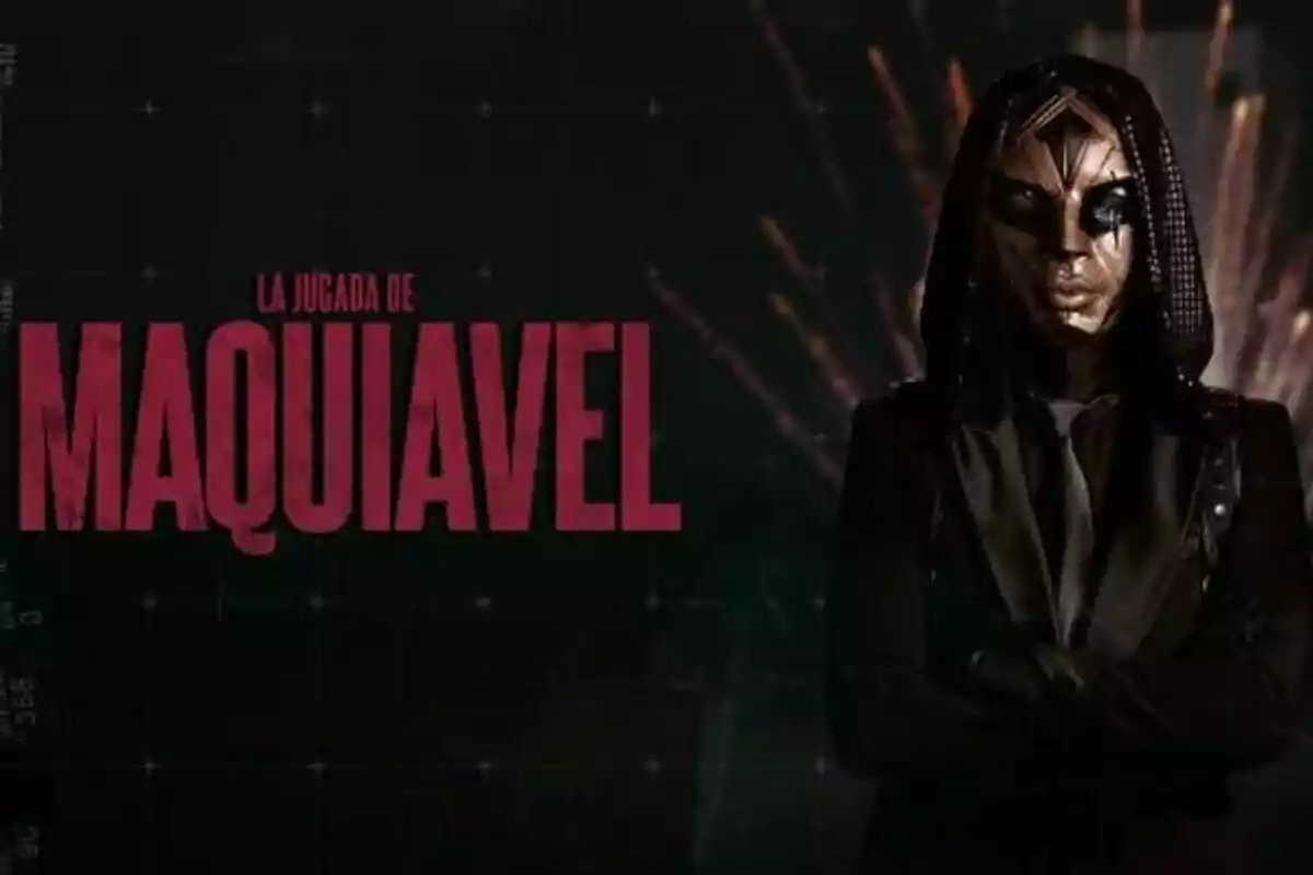 Una figura enmascarada con un traje oscuro y capucha aparece junto al texto "La jugada de Maquiavel" en letras rojas sobre un fondo oscuro.