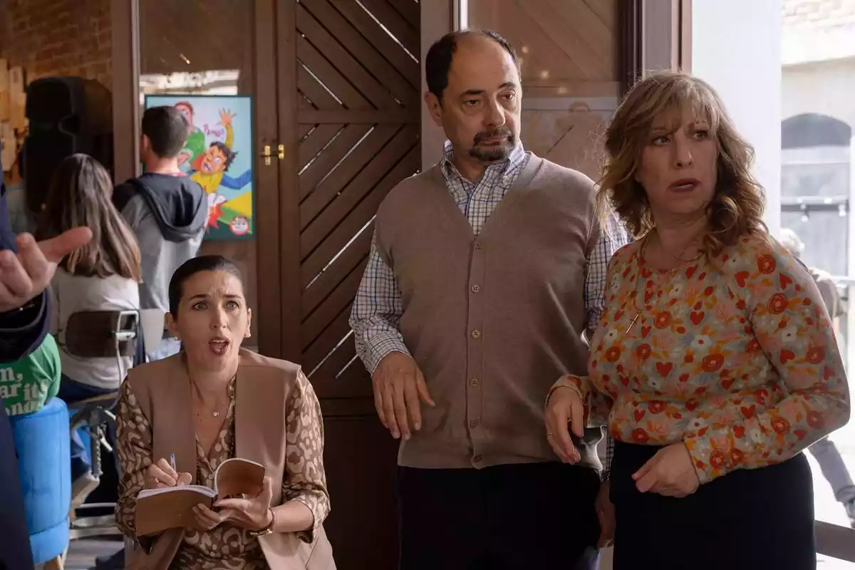 Rocío Marín en su papel de Greta, Jordi Sánchez como Antonio Recio y Nathalie Seseña como Berta Escobar en la temporada 14 de La que se avecina