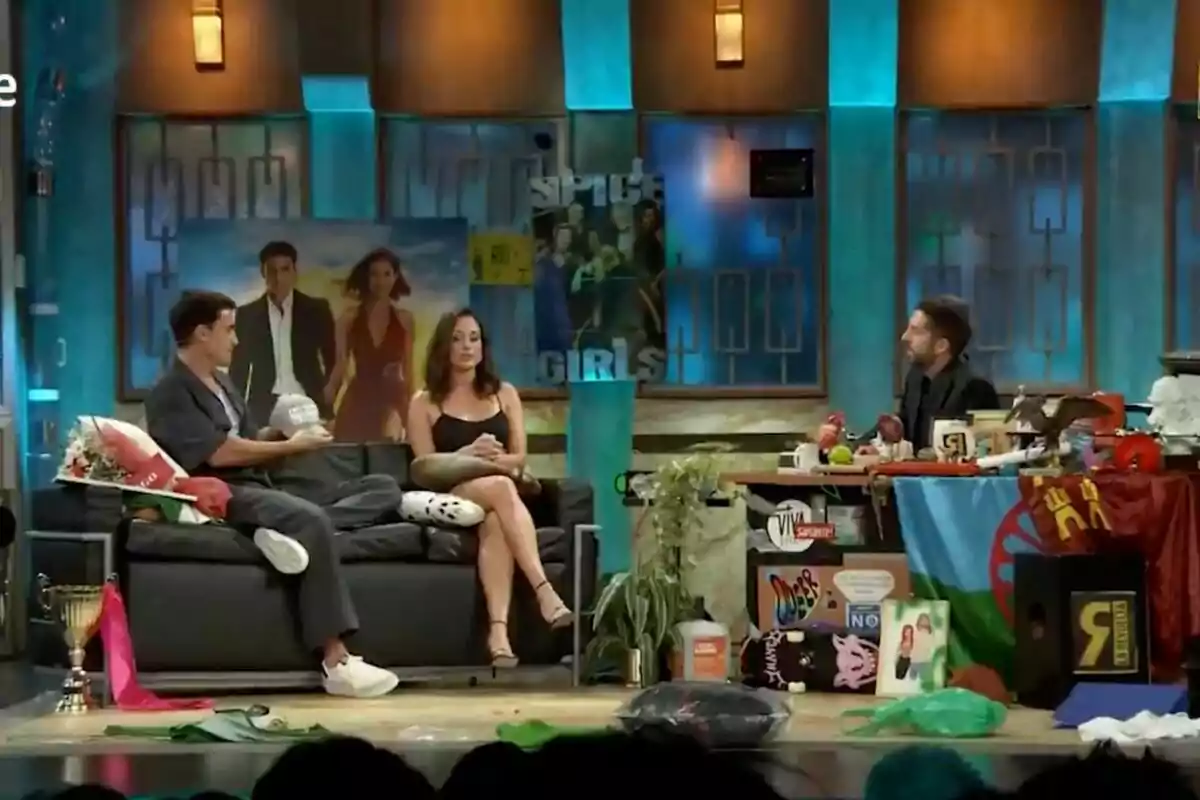 Álex González, Silvia Alonso y David Broncano conversan en 'La Revuelta' decorado con pósters, plantas, trofeos y varios objetos coloridos, mientras una de ellas está sentada detrás de un escritorio lleno de artículos variados. Álex González, Silvia Alonso y David Broncano conversan en 'La Revuelta' decorado con pósters, plantas, trofeos y varios objetos coloridos, mientras una de ellas está sentada detrás de un escritorio lleno de artículos variados.