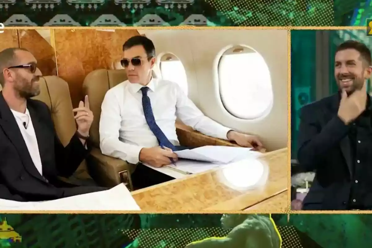 Jorge Ponce y Pedro Sánchez con gafas de sol conversan sentados en un avión privado mientras David Broncano sonríe en un recuadro aparte