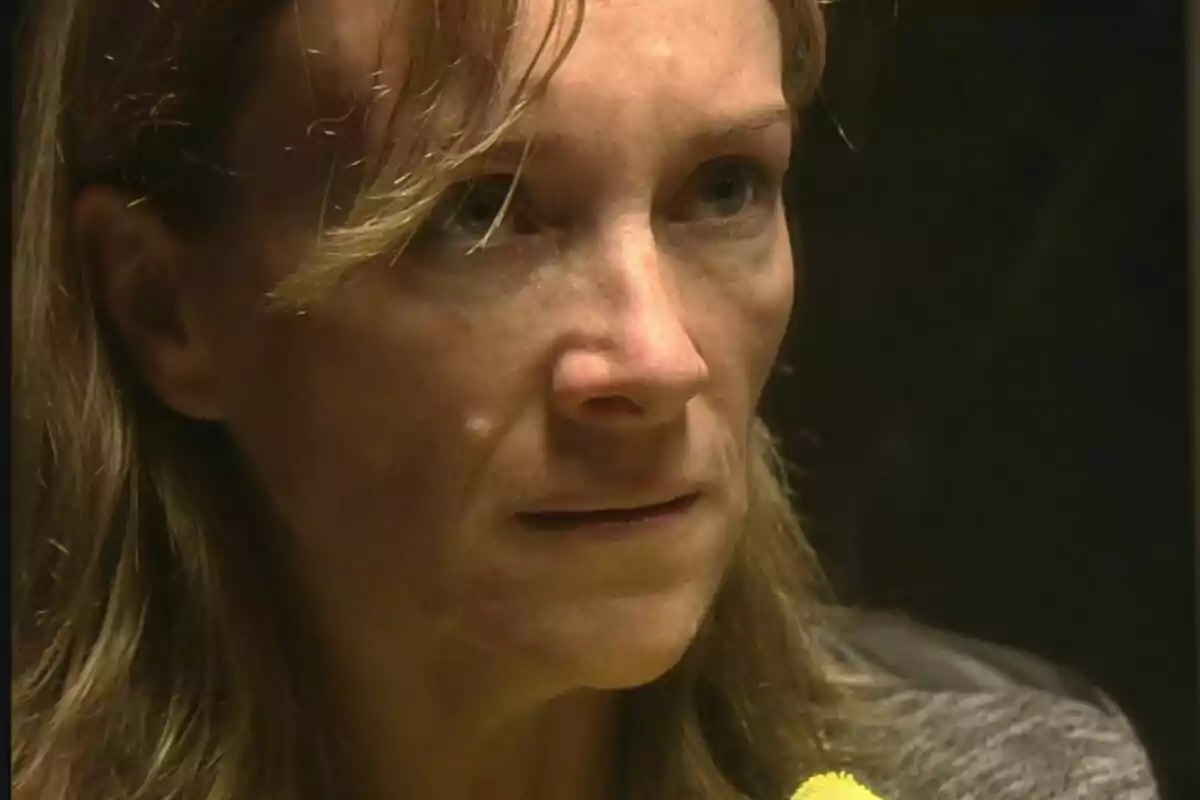 Una mujer con expresión seria y mirada intensa. Una mujer con expresión seria y mirada intensa.
