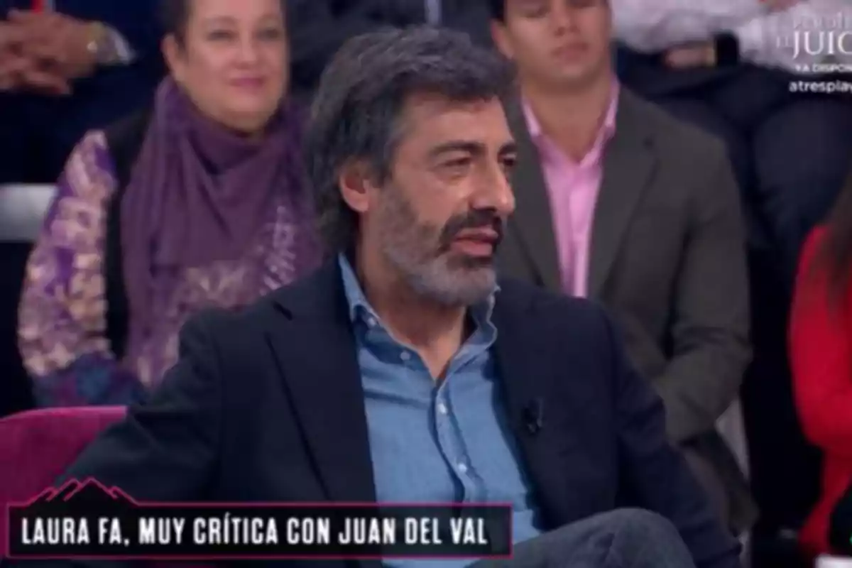 Juan del Val está sentado en un programa de televisión, con personas en el fondo y un texto en la parte inferior de la imagen. Captura de 'La Roca' Juan del Val está sentado en un programa de televisión, con personas en el fondo y un texto en la parte inferior de la imagen. Captura de 'La Roca'