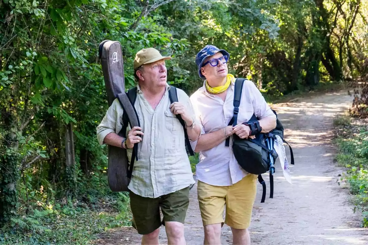 Fotografía de Jorge y César Cadaval en el campo grabando su nuevo programa, La Ruta Morancos, para La 1