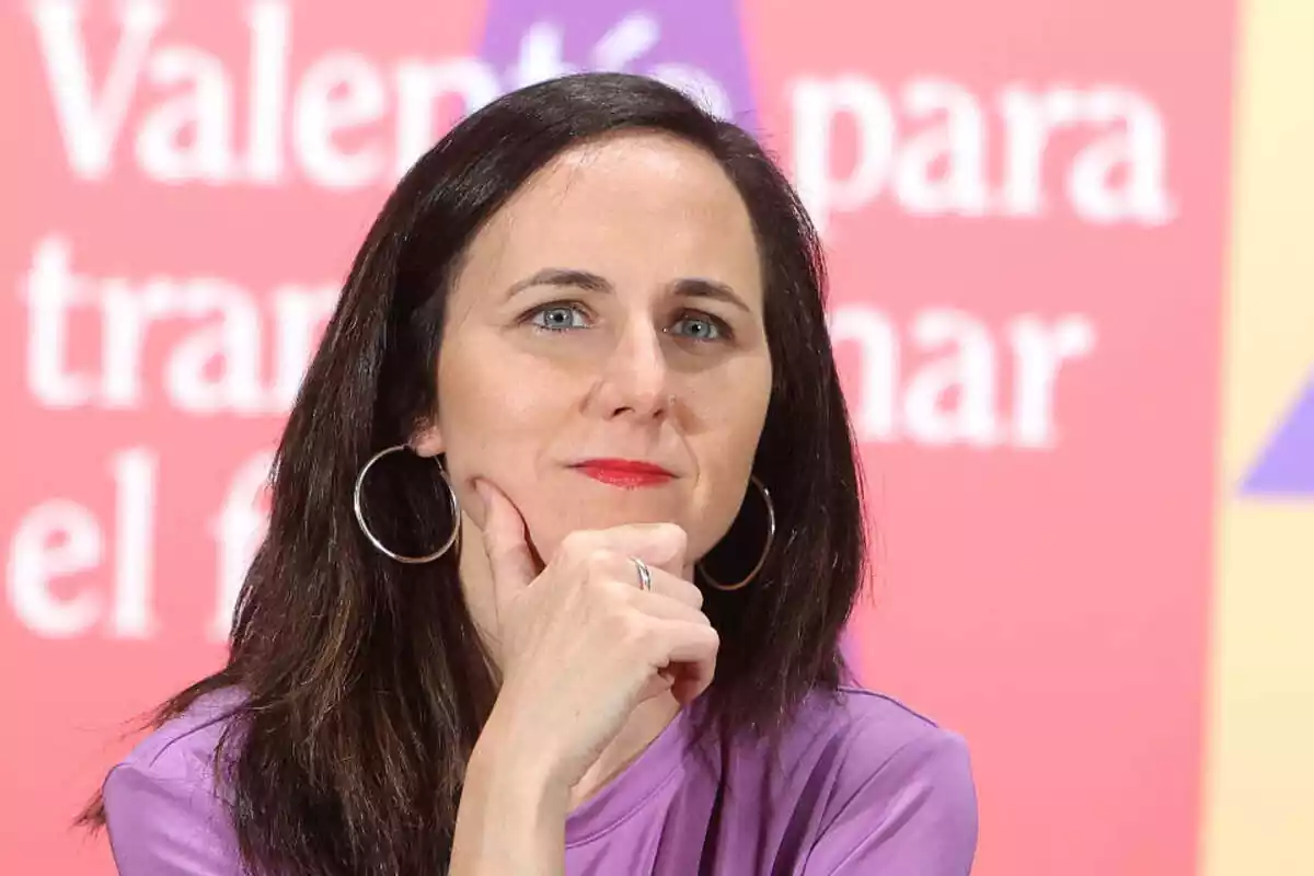 Primer plano de Ione Belarra de Podemos con la mano en la barbilla en posición reflexiva