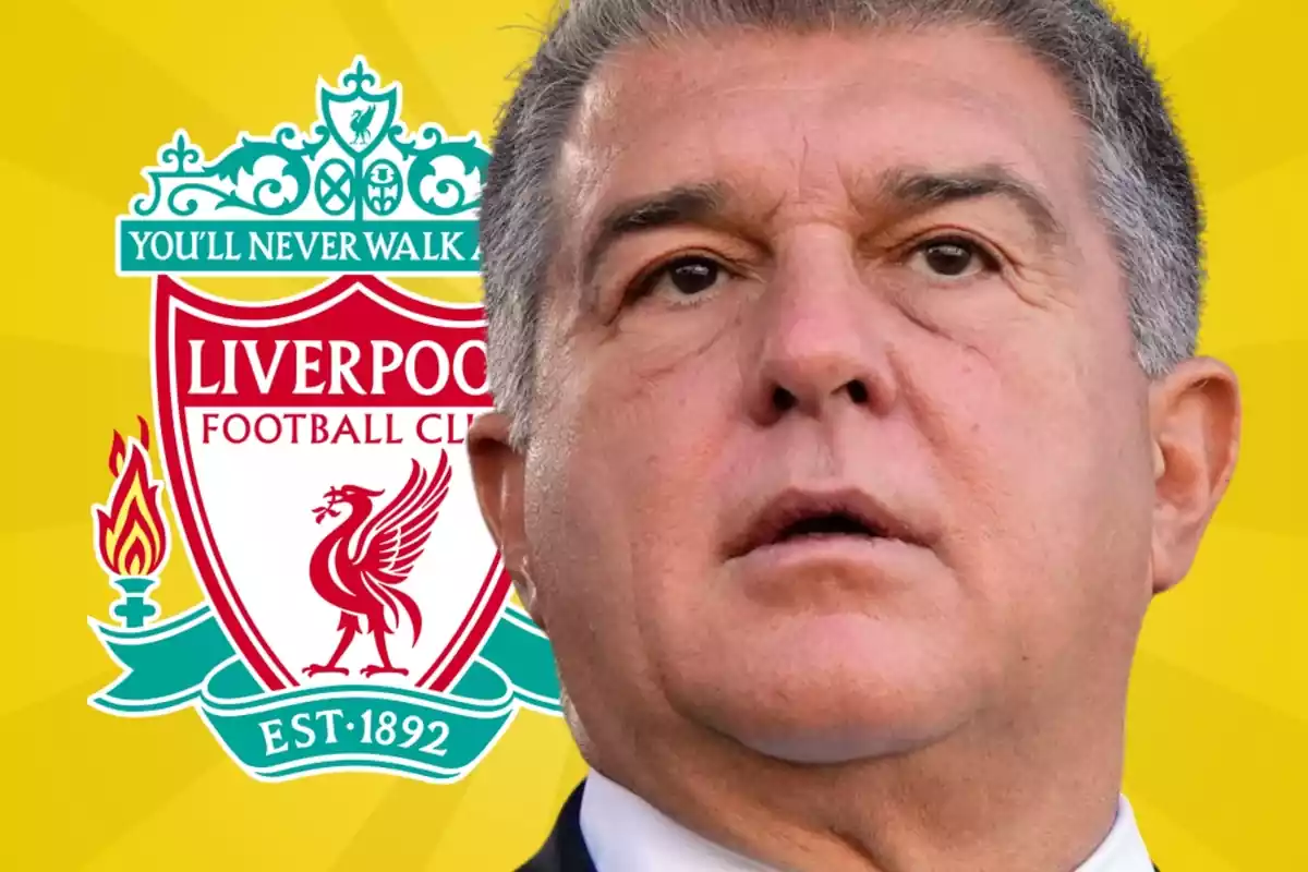 Joan Laporta en primer plano con la boca un poco abierta al lado del escudo del Liverpool