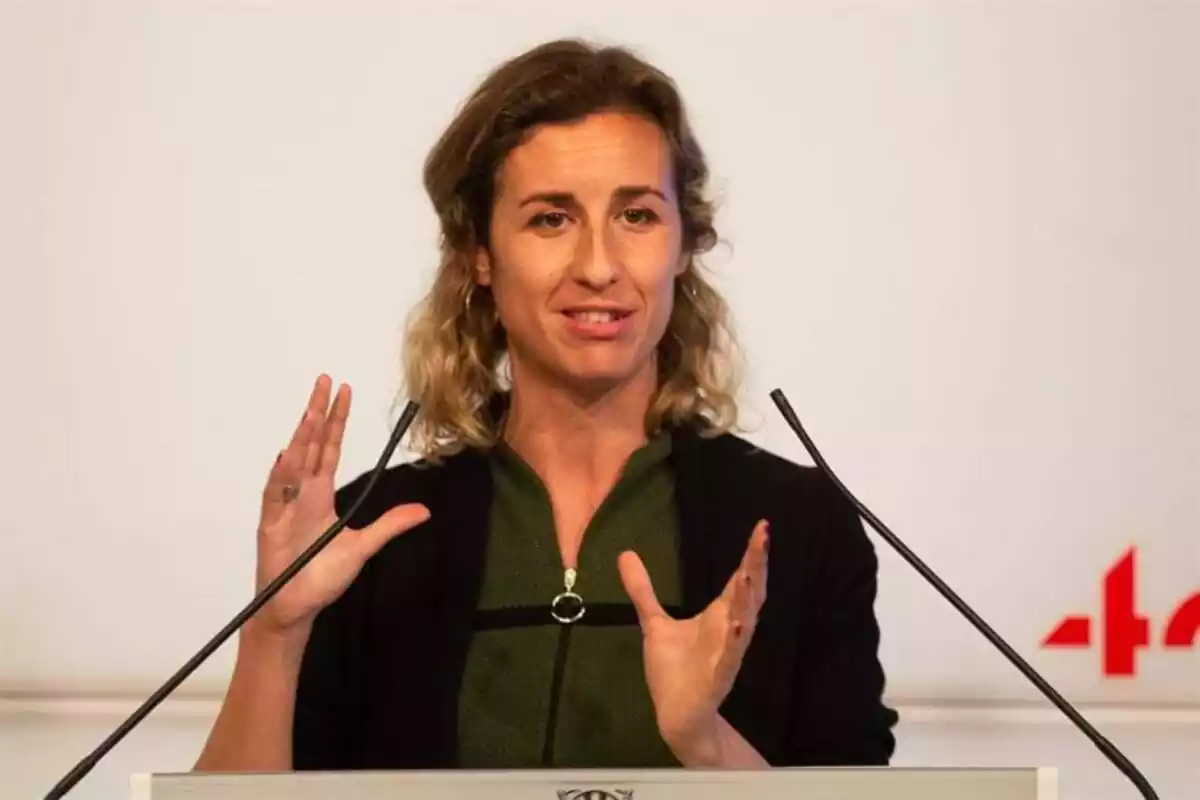 Laia Estrada hablando ante la prensa en el Parlament de Catalunya