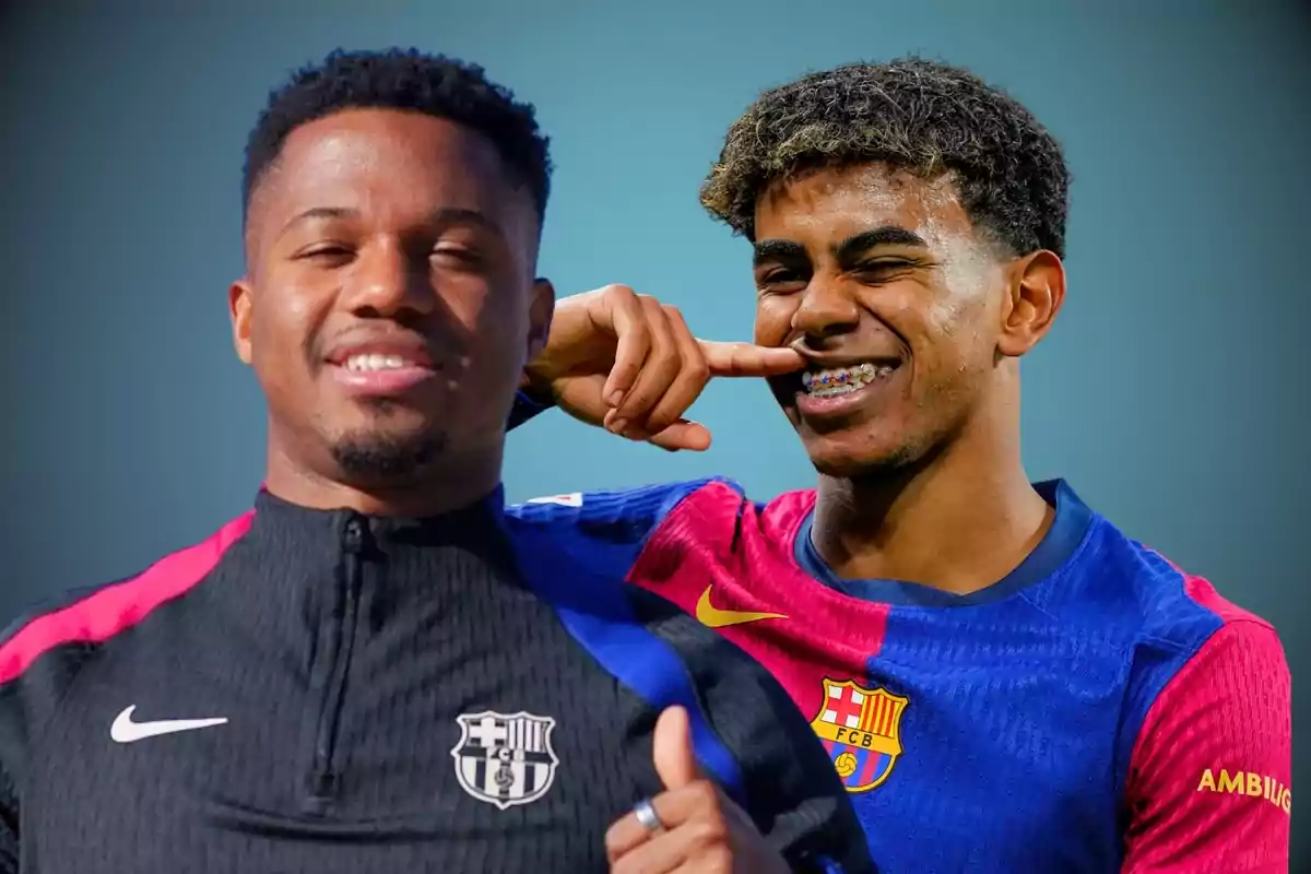 Dos jugadores de fútbol del FC Barcelona posan sonriendo, uno con uniforme de entrenamiento y el otro con la camiseta del equipo. Dos jugadores de fútbol del FC Barcelona posan sonriendo, uno con uniforme de entrenamiento y el otro con la camiseta del equipo.