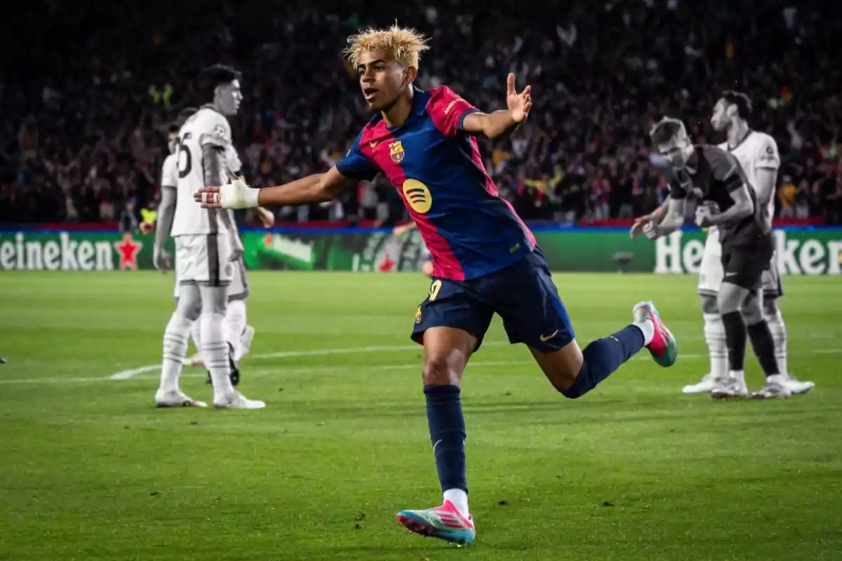 Un jugador de fútbol celebrando un gol en un partido con el uniforme del FC Barcelona mientras los jugadores del equipo contrario están en segundo plano. Un jugador de fútbol celebrando un gol en un partido con el uniforme del FC Barcelona mientras los jugadores del equipo contrario están en segundo plano.