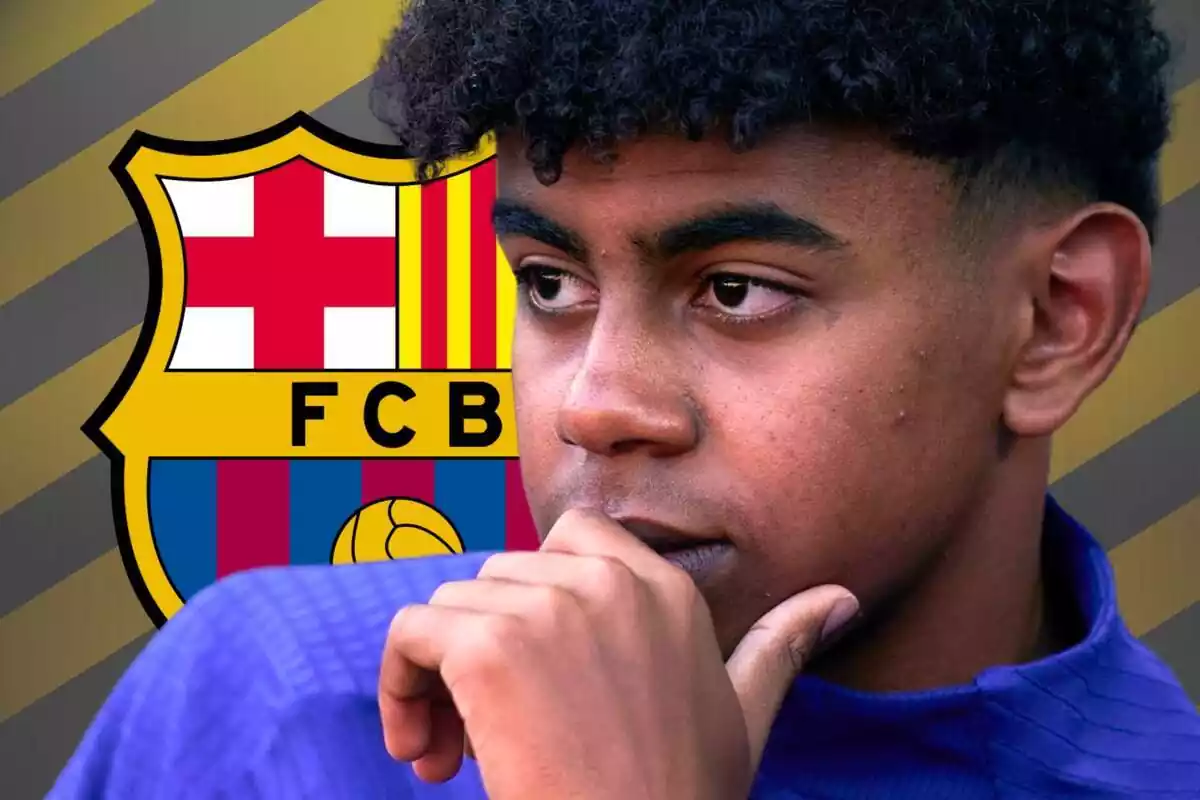 Lamine Yamal con la mano en la barbilla y un escudo del FC Barcelona al fondo