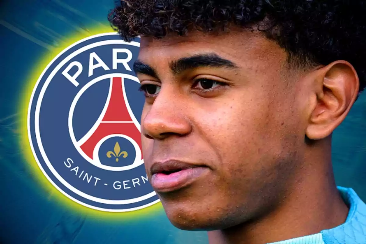 Un joven con el logo del PSG de fondo.