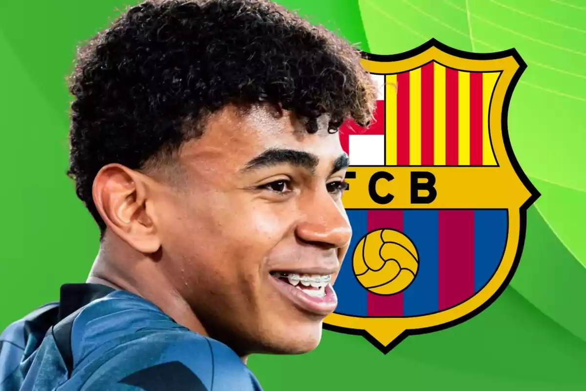 Un joven sonriente con brackets frente al escudo del FC Barcelona sobre un fondo verde.