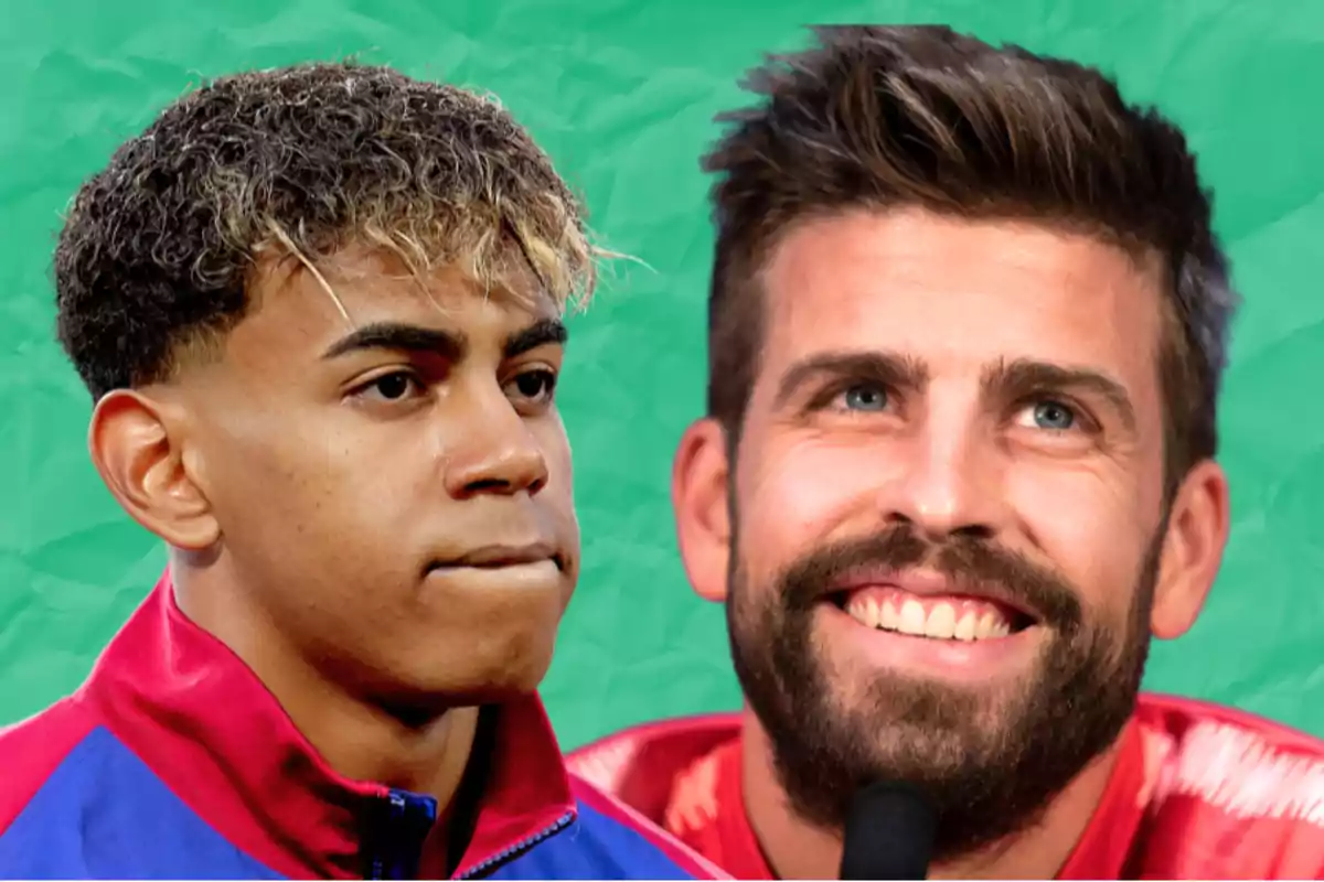Dos futbolistas con chaquetas deportivas posan frente a un fondo verde uno de ellos con expresión seria y el otro sonriendo