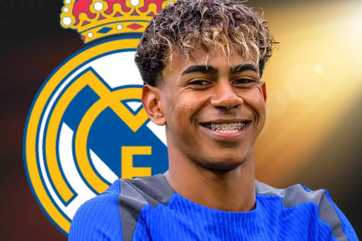 Joven futbolista sonriendo con el escudo del Real Madrid de fondo
