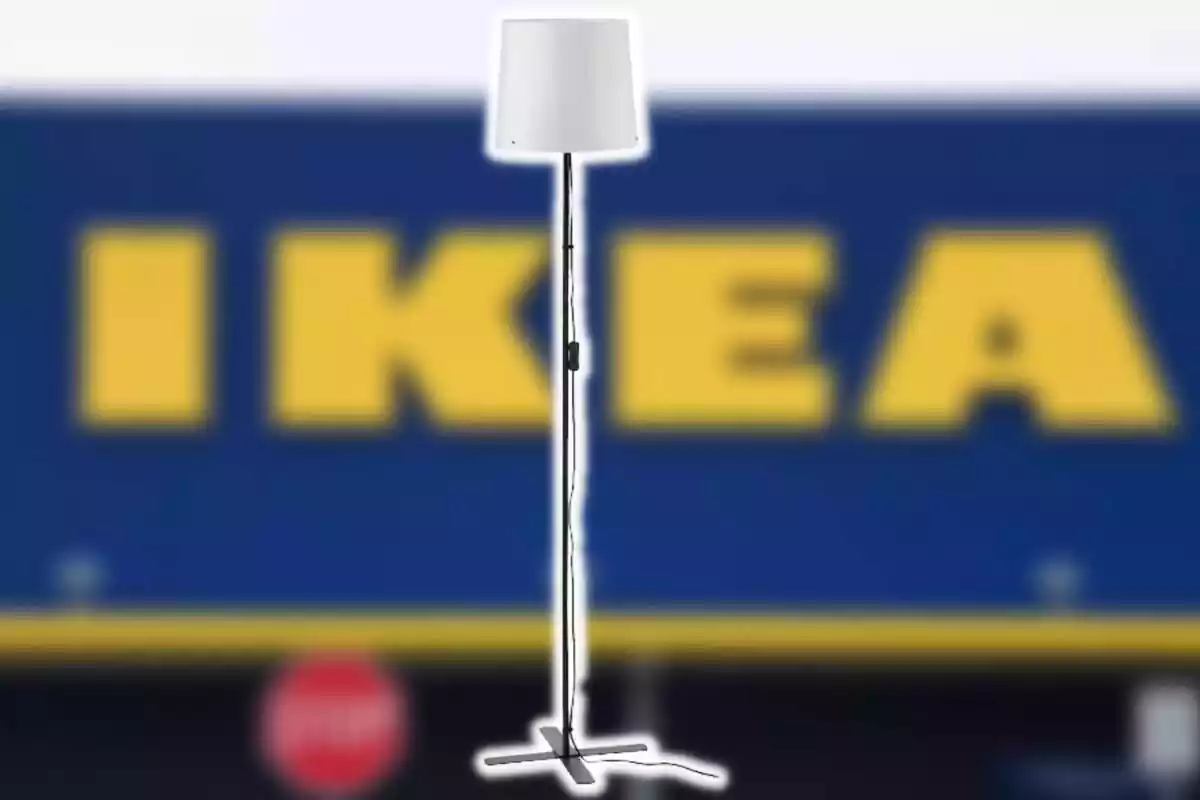 Montaje de la lámpara de pie de color blanco y negro Barlast de Ikea con la imagen de la tienda difuminada de fondo Montaje de la lámpara de pie de color blanco y negro Barlast de Ikea con la imagen de la tienda difuminada de fondo