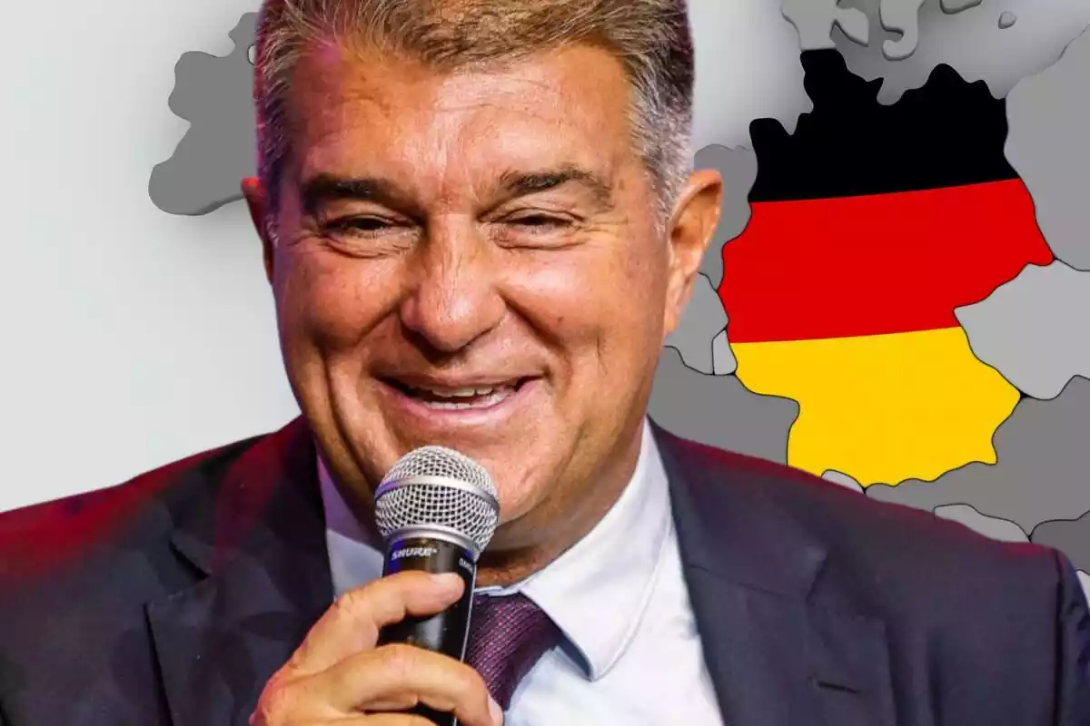 Joan Laporta con un micrófono en mano con un mapa en blanco y negro detrás con Alemania coloreada de negro, rojo y amarillo