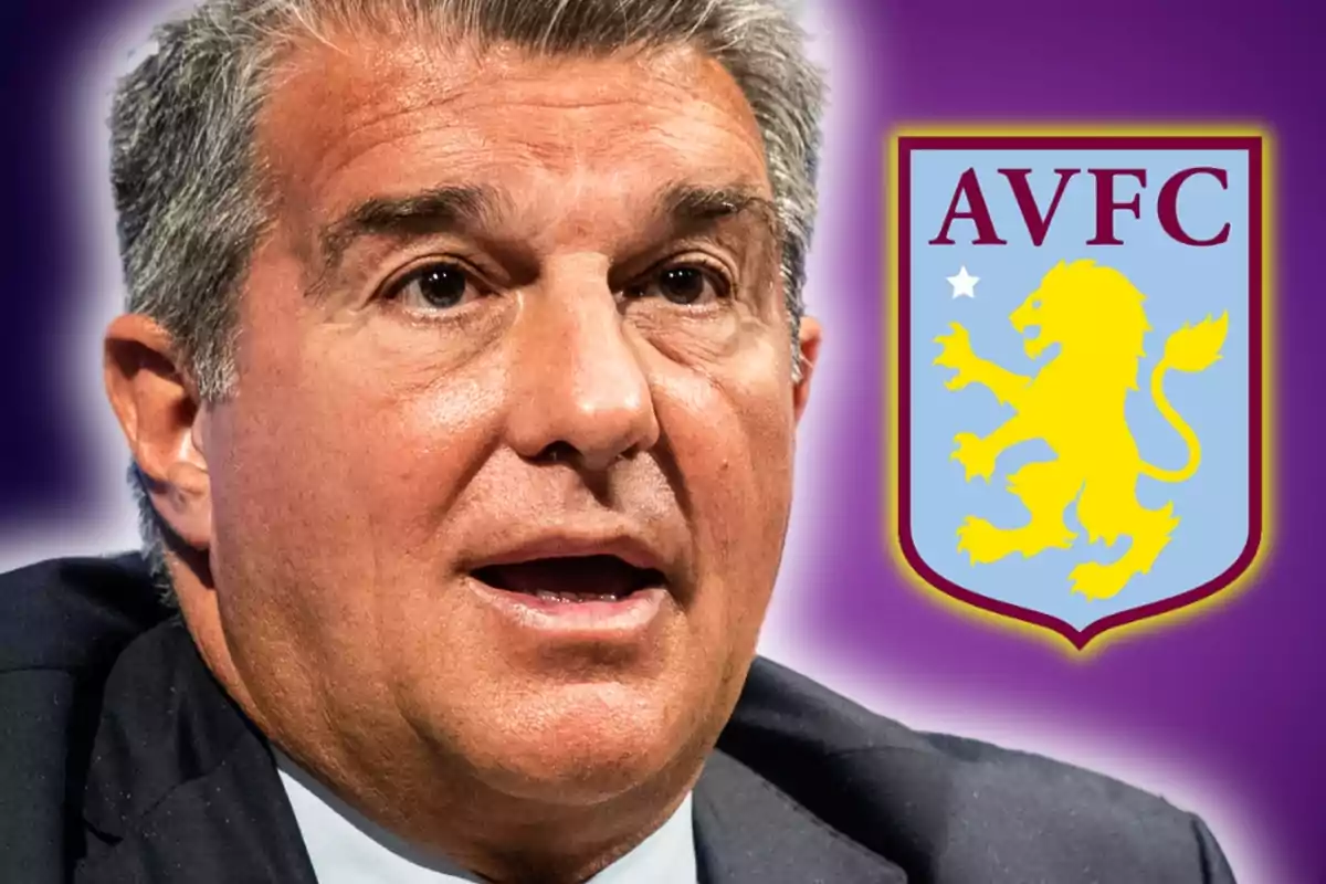 Hombre hablando con el logo del Aston Villa FC al fondo.