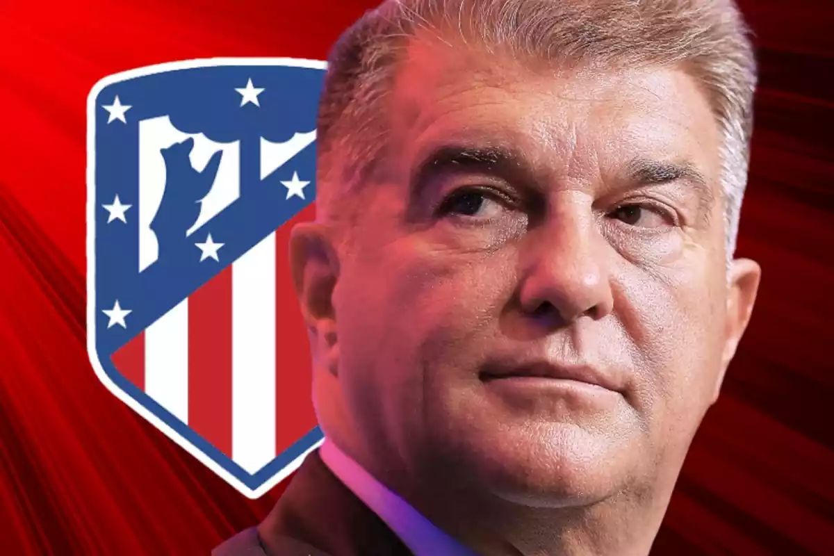 Joan Laporta iluminado con una luz roja al lado del escudo del Atlético de Madrid