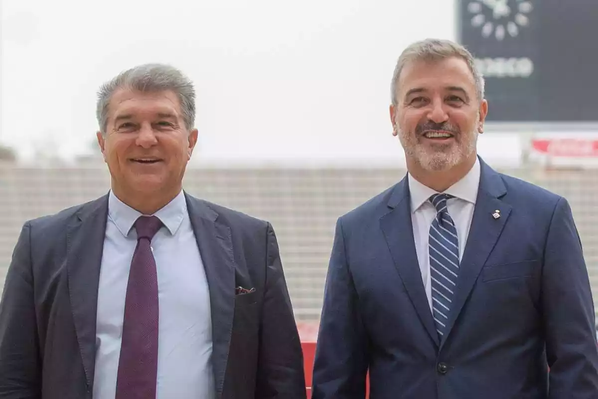 Joan Laporta posando con una sonrisa junto a Jaume Collboni