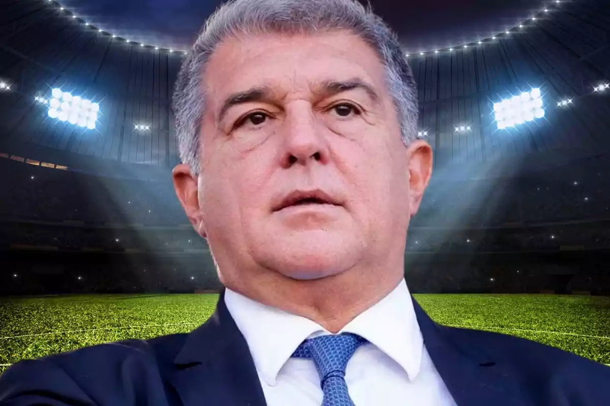 Joan Laporta serio en primer plano y un campo de fútbol de fondo