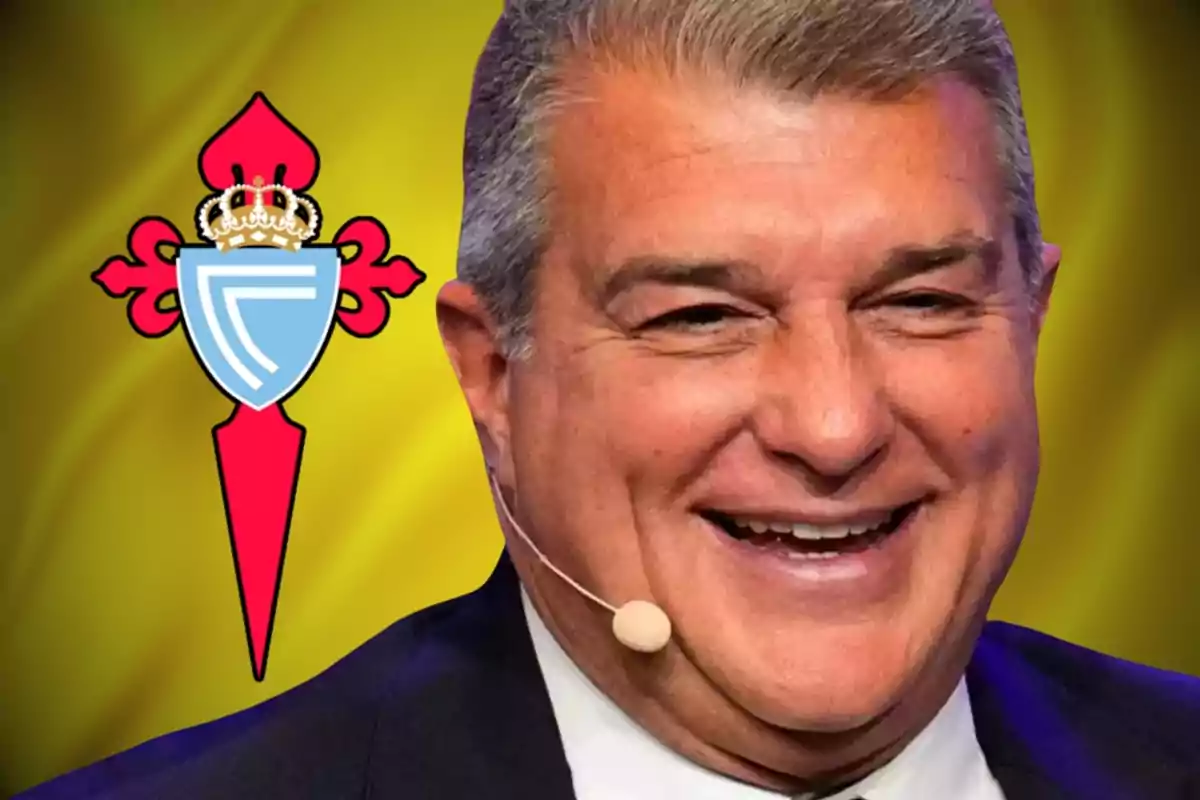 Un hombre sonriente con un micrófono en la oreja, junto al escudo de un equipo de fútbol sobre un fondo amarillo.