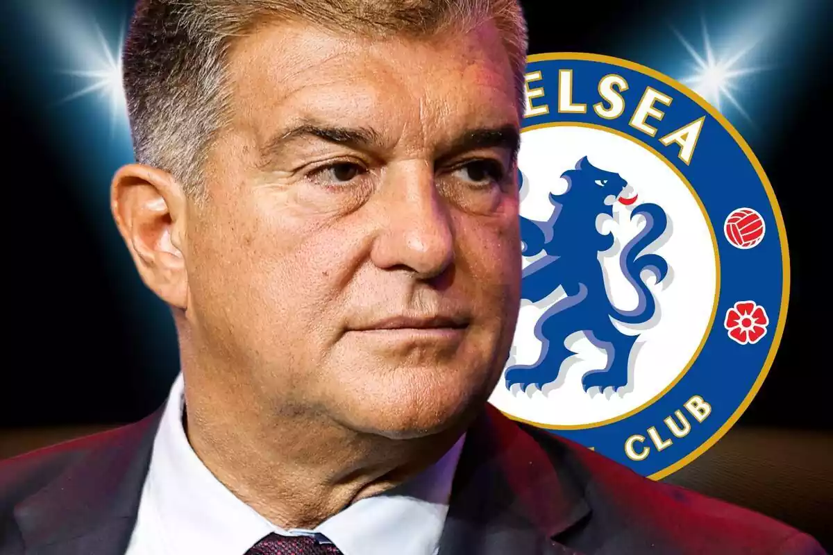 Joan Laporta con el escudo del Chelsea al fondo