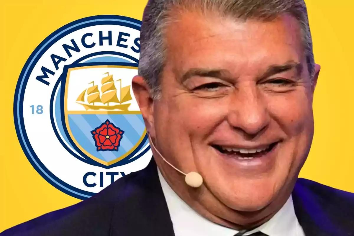 Hombre sonriendo con un micrófono de diadema frente al logo del Manchester City.