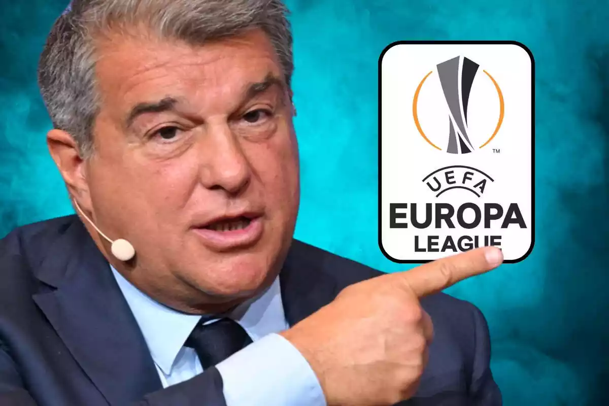 Joan Laporta apunta con el dedo hacia el logo de la UEFA Europa League sobre un fondo lleno de humo azul