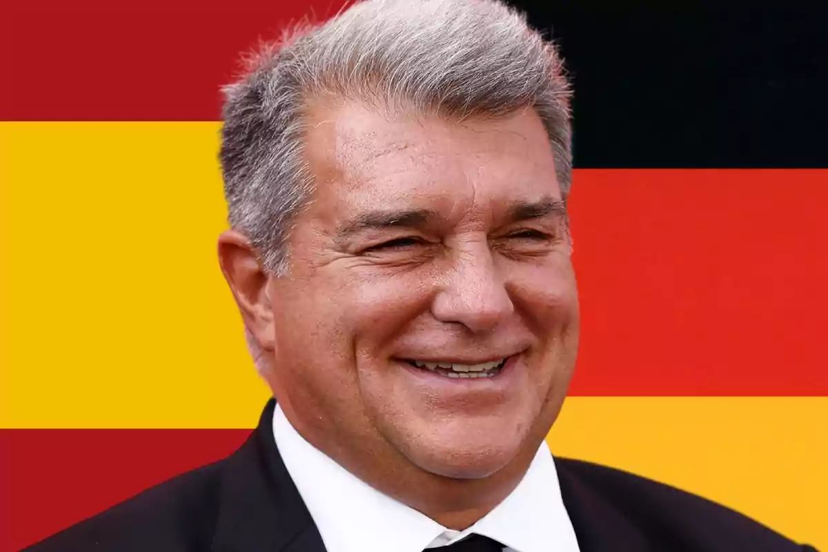 Hombre sonriendo con fondo de la bandera de Alemania.