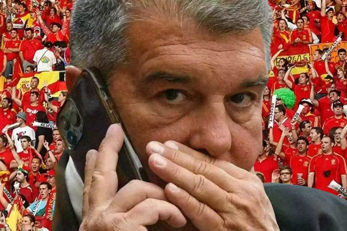 Joan Laporta hablando por teléfono en primer plano con los hinchas de la Selección española de fondo
