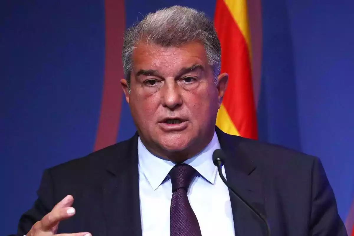 Laporta en rueda de prensa con rostro preocupado