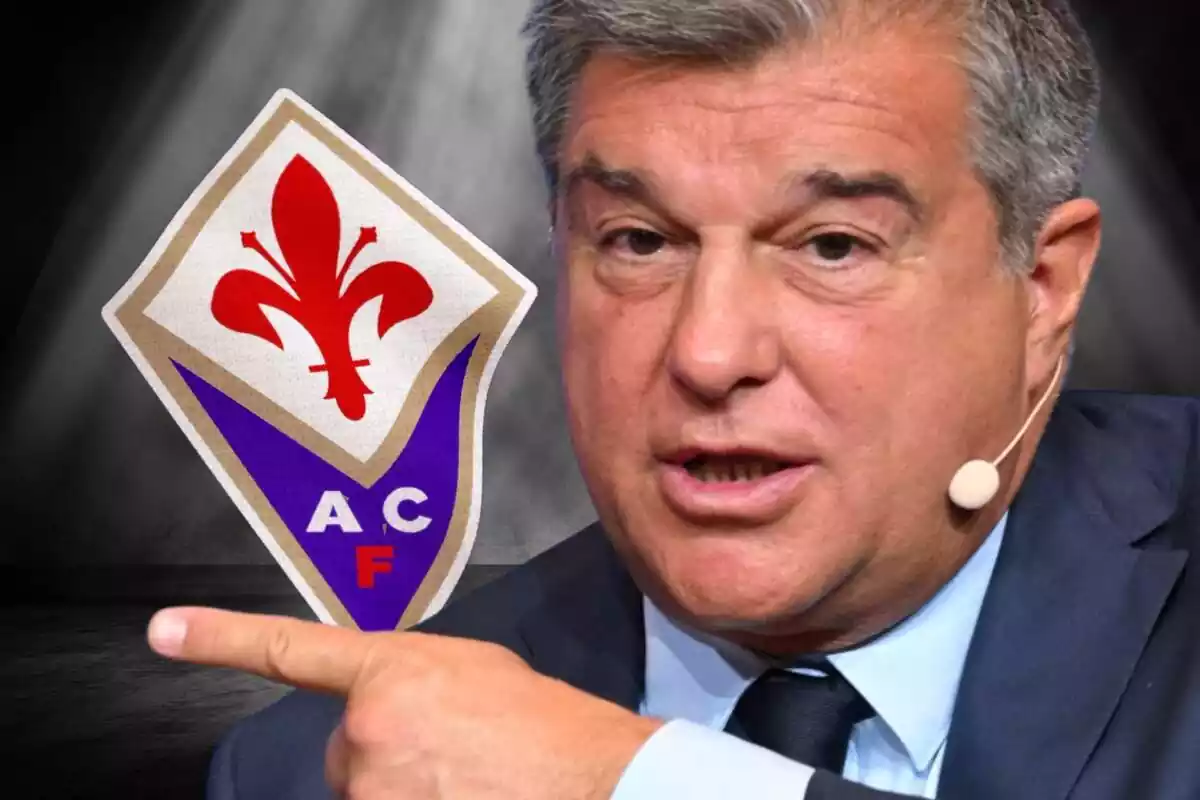 Joan Laporta apuntando con su dedo a un lado con el escudo de la Fiorentina al fondo iluminado