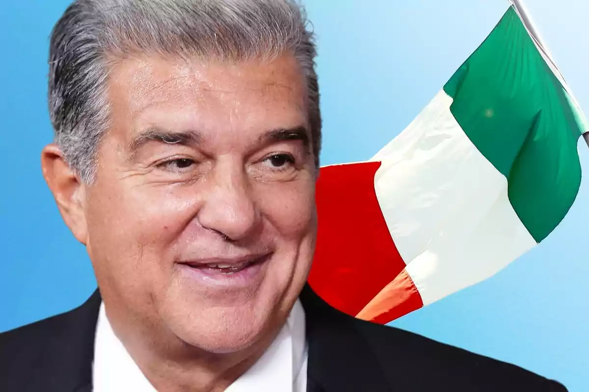 Hombre sonriendo con una bandera italiana de fondo.