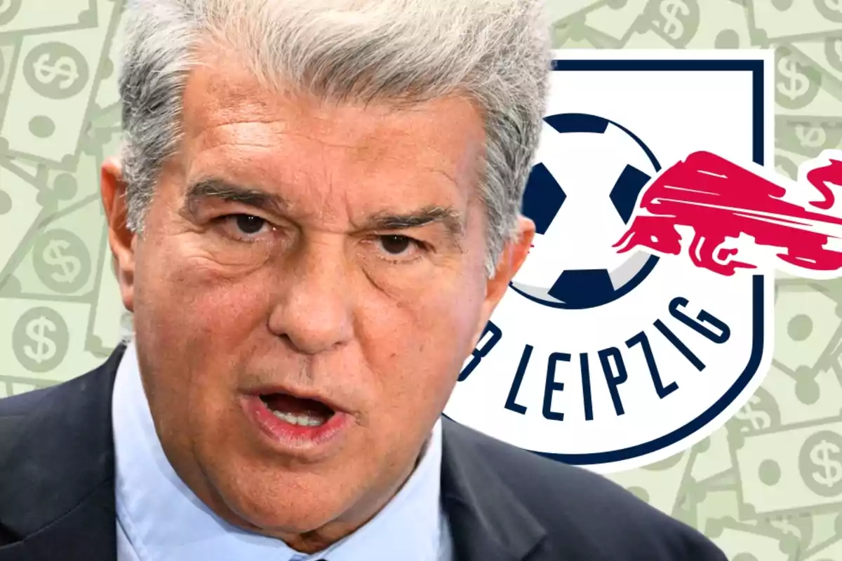 Hombre de cabello canoso con expresión seria frente al logo del RB Leipzig y un fondo de billetes de dólar.