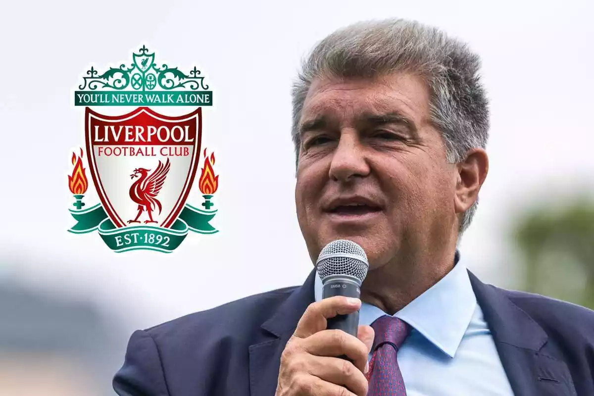 Joan Laporta con un micro en la mano y el escudo del Liverpool