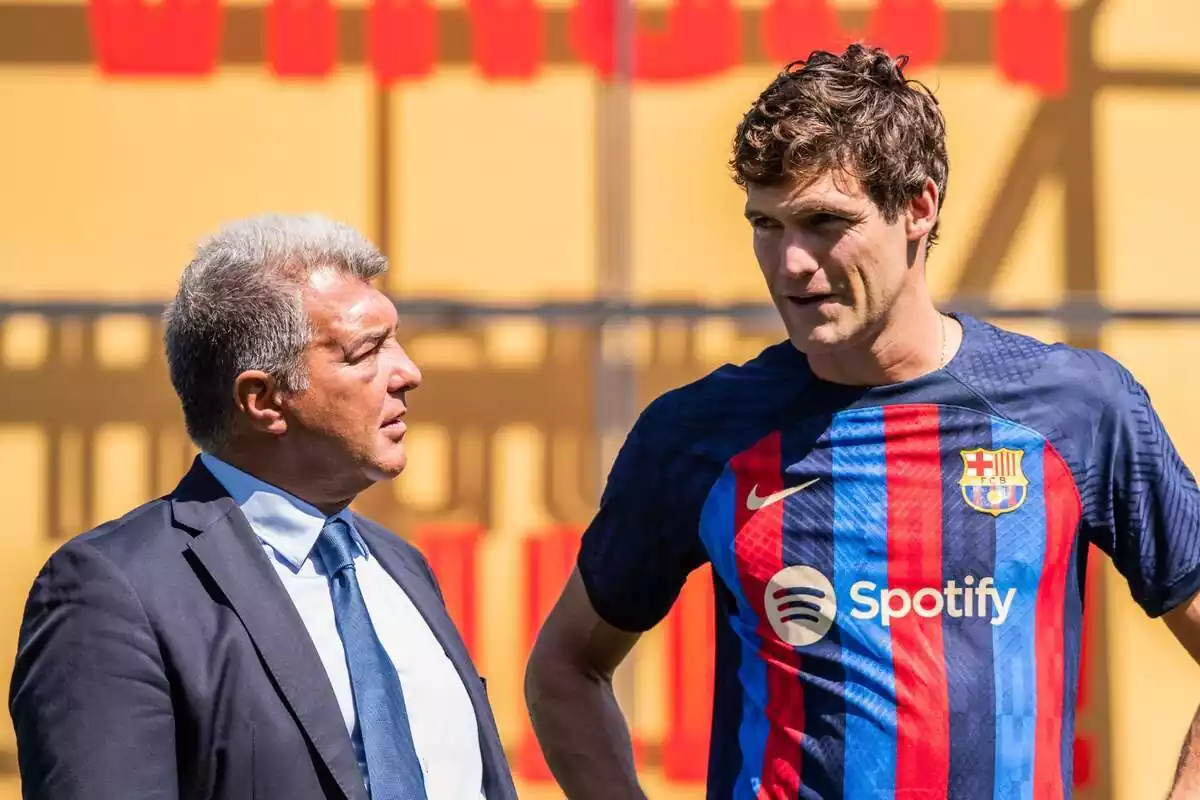 Marcos Alonso al lado de Joan Laporta el día de su presentación