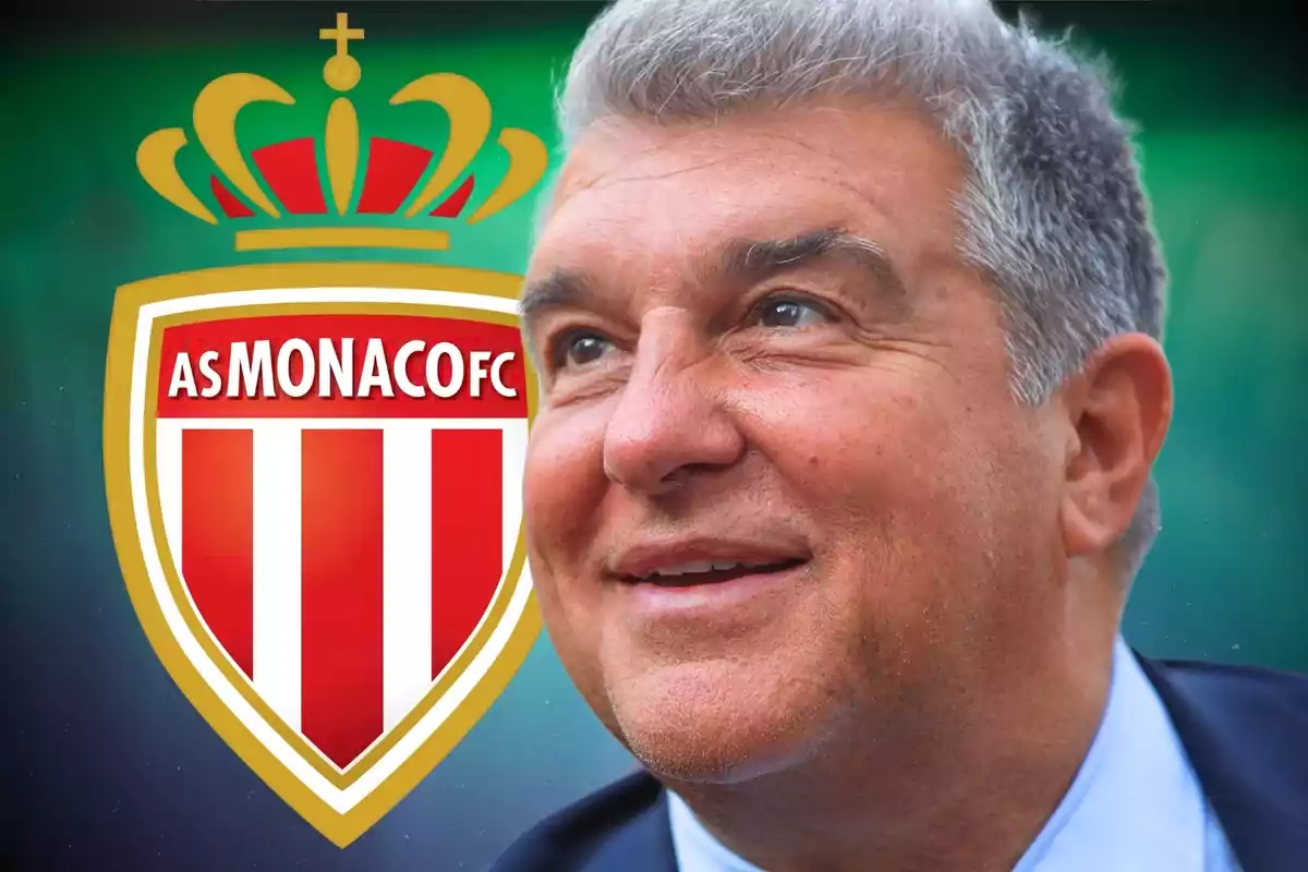 Un hombre sonriente con el escudo del AS Monaco FC de fondo.
