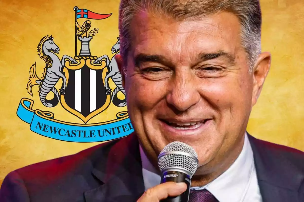 Joan Laporta con una gran sonrisa y el escudo del Newcastle al fondo