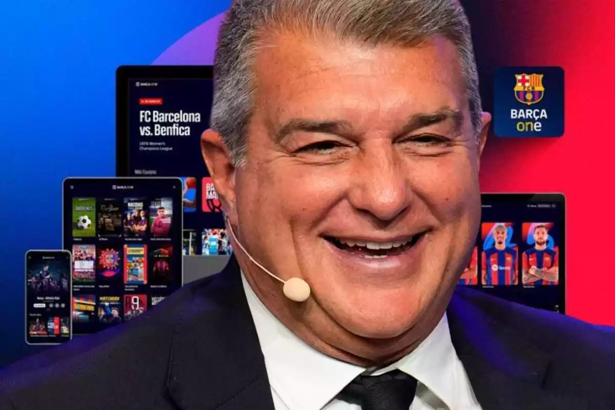 Joan Laporta con una gran sonrisa con una imagen de FC Barcelona One al fondo