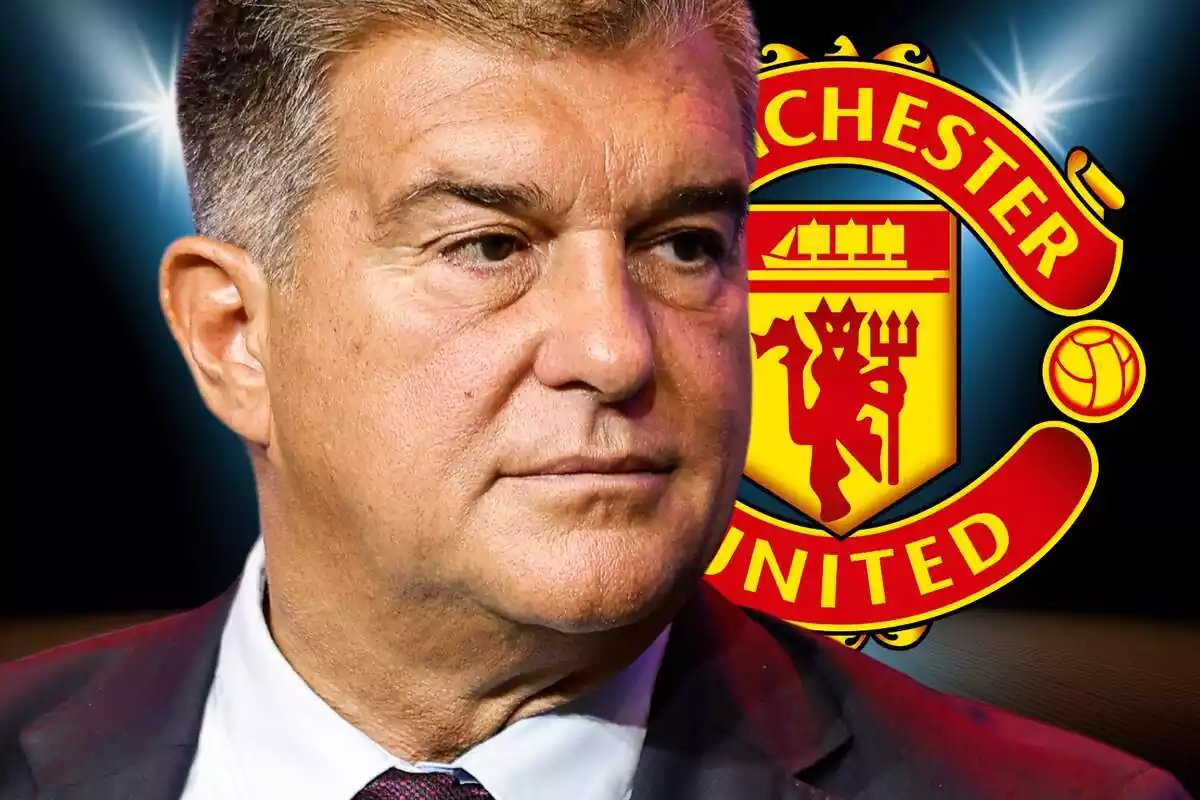 Joan Laporta mirando a un costado con unos focos detrás y el escudo del Manchester United