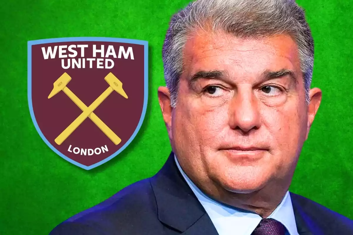 Hombre de traje junto al escudo del West Ham United sobre un fondo verde.