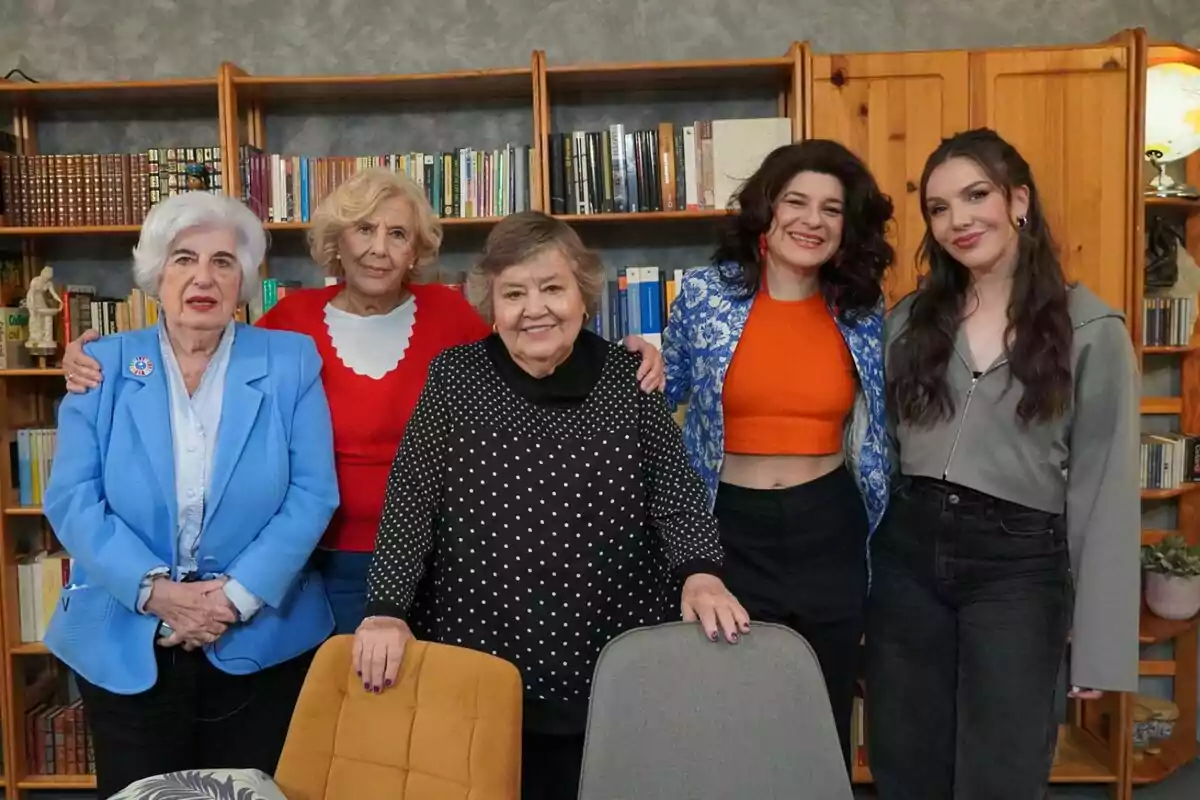 Manuela Carmena, Cristina Almeida, Paca Sauquillo, Nerea Pérez de las Heras e Inés Hernand posan juntas frente a una estantería llena de libros, mostrando una mezcla de generaciones y estilos de vestimenta. Manuela Carmena, Cristina Almeida, Paca Sauquillo, Nerea Pérez de las Heras e Inés Hernand posan juntas frente a una estantería llena de libros, mostrando una mezcla de generaciones y estilos de vestimenta.