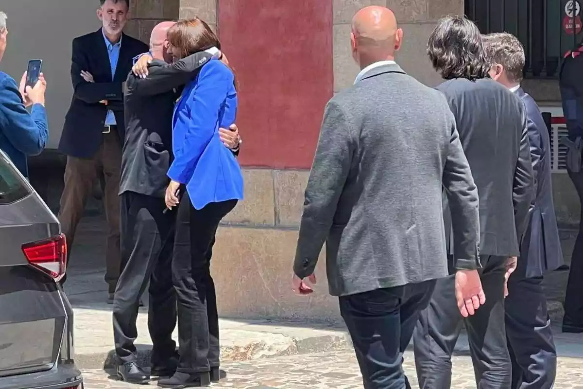 Laura Borràs despidiéndose de trabajadores del Parlament de Cataluña en los exteriores del edificio